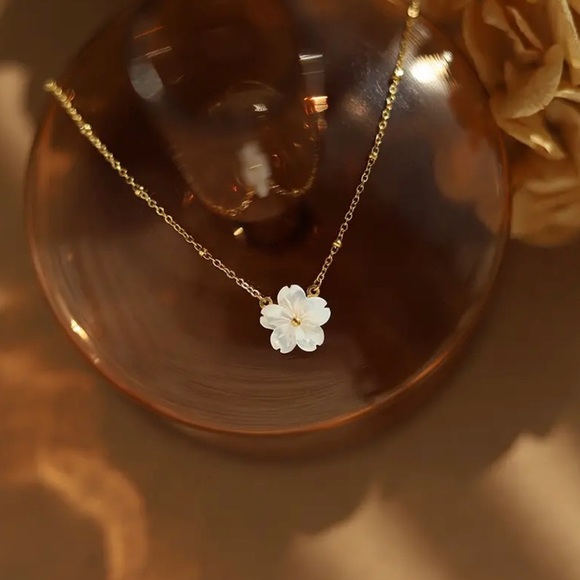 LALA JEWELRY White Shell Flower Necklace Gold Plated - Picture 5 of 5